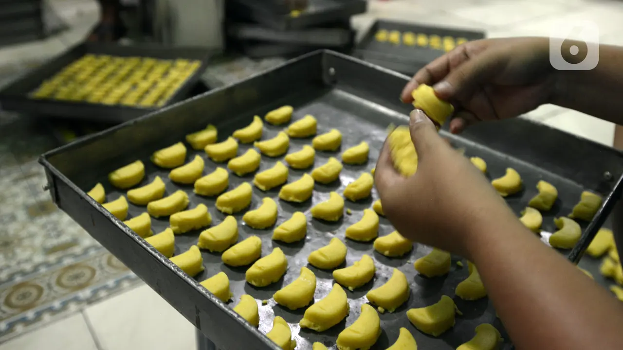 FOTO: Mengintip Dapur Pembuatan Aneka Kue Kering