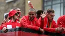 Gelandang Arsenal, Theo Walcott (tengah) terlihat menyapa pengemarnya saat parade keliling kota usai meraih Piala FA di London, Inggris, (31/5/2015). Arsenal meeraih Trofi piala FA usai mengalahkan Aston Villa 4-0. (REUTERS/Alex Morton)