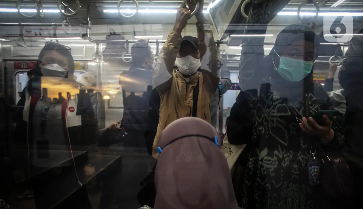 Penumpang berada di dalam KRL Commuterline saat jam pulang kantor, Jakarta, Rabu (17/11/2021). Pemerintah menyatakan status level PPKM di luar Jawa Bali tidak berubah dan masih mengkaji soal penanganan COVID-19 menjelang libur Natal dan Tahun Baru. (Liputan6.com/Johan Tallo)