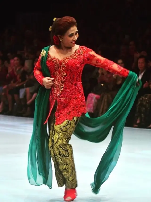 Susi menghadiri acara pagelaran Anne Avantie. © Instagram/susipudjiastuti115