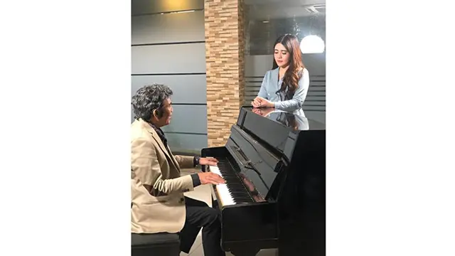 Bakal Duet, Ini 6 Momen Kebersamaan Via Vallen dengan Rhoma Irama