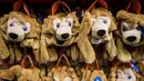 Maskot turnamen Piala Dunia 2018 'Zabivaka' terlihat di toko barang resmi FIFA World Cup 2018 yang dibuka di Central Children's Store di Moskow, Rusia (18/12). (AFP Photo/Mladen Antonov)