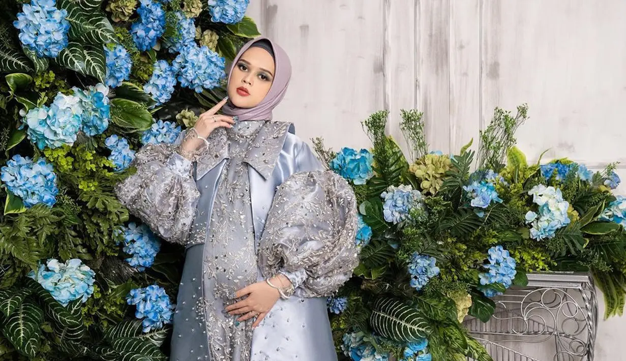 "Kalau soal gendong anak sih (nggak kesulitan) karena memang aku suka anak-anak dan dari kemaren banyak temen juga kan yang baru melahirkan gitu," pungkasnya. (Instagram/cutratumeyriska)