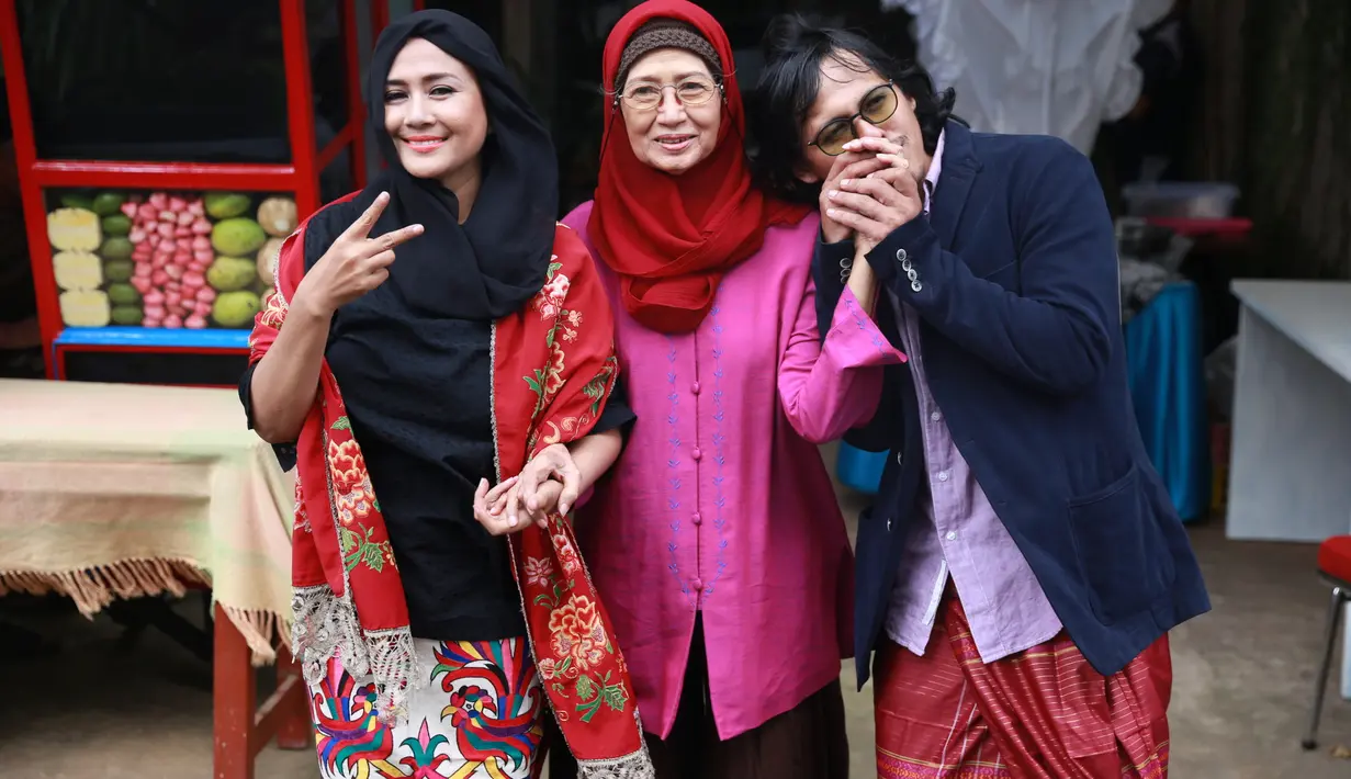 Lamaran ditolak, tidak menyurutkan niatnya untuk memperistri pemeran sinetron Khayalan Tingkat Tinggi itu. Mayky kembali melamar kedua kalinya. Lagi-lagi ditolak. (Adrian Putra/Bintang.com)