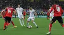 Gelandang Serbia, Dusan Tadic, berusaha lepas dari kepungan pemain Austria pada laga kualifikasi Piala Dunia 2018 di Stadion Ernst Happe, Wina, Jumat (6/10/2017). Austria menang 3-2 atas Serbia. (Bola.com/Reza Khomaini)