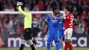 Laga bahkan sempat dihentikan 10 menit saat Vinicius berlari menghampiri wasit Letexier. Penjelasan sang pemain, wasit asal Prancis, Francois Letexier, u membuat gestur tangan menyilang, tanda resmi diaktifkannya protokol anti-rasisme yang resmi dikenalkan FIFA sejak Mei 2024. (AFP/Filipe Amorim)