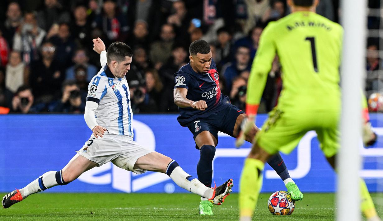 Pemain PSG, Kylian Mbappe (tengah) berusaha melewati penjagaan pemain Real Sociedad, Igor Zubeldia saat laga leg pertama 16 besar Liga Champions 2023/2024 di Parc des Princes, Paris, Prancis, Kamis (15/02/2024) WIB. (AFP/Miguel Medina)