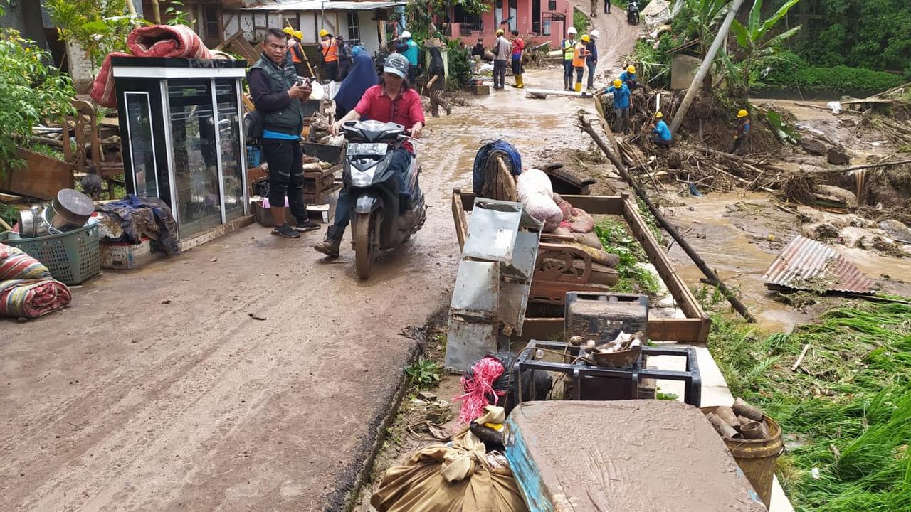 Sejumlah fasilitas umum termasuk jembatan di desa Cintamanik, Karangtengah, nampak rusak setelah musibah banjir bandang menerjang wilayah itu kemarin.
