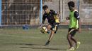 Pemain Mitra Kukar, Carlos Sciucatti mengumpan bola saat latihan jelang laga Piala Presiden melawan Bali United di Lapangan Samudra Kuta, Bali, Selasa (9/1/2015). (Bola.com/Vitalis Yogi Trisna)
