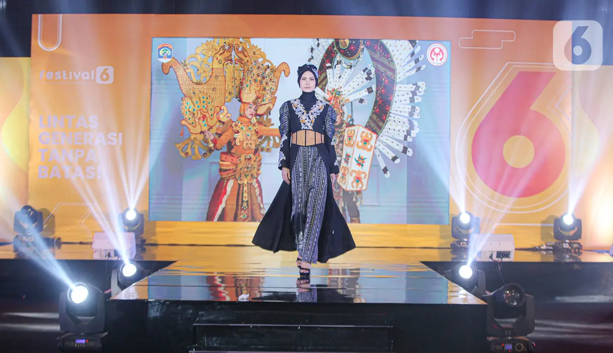 Model membawakan busana rancangan Wignyo saat peragaan busana dalam gelaran Festival 6 2023 di Senayan Park, Jakarta, Minggu (9/7/2023). (Liputan6.com/Faizal Fanani)