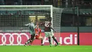 Pemain AC Milan, Mario Balotelli, saat mencetak gol ke-5 Milan ke gawang Alessandria dalam semifinal Coppa Italia di Stadion San Siro, Milan, Rabu (2/3/2016) dini hari WIB. (EPA/Daniele Mascolo)