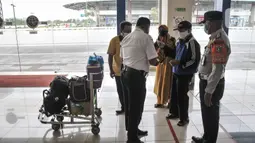 Petugas memeriksa sertifikat vaksinasi penumpang bus AKAP saat tiba di Terminal Pulogebang, Jakarta, Rabu (24/11/2021). Aturan guna mengantisipasi potensi lonjakan kasus Covid-19 akibat mobilitas masyarakat di akhir tahun. (merdeka.com/Iqbal S. Nugroho)