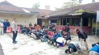 Pelaku tawuran bom molotov saat diamankan Polsek Cicurug dan dijemput orang tua, Selasa (18/3/2025). (Liputan6.com/Istimewa).