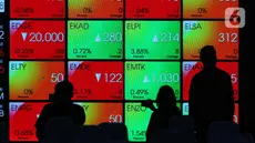 Karyawan melintasi layar yang menampilkan Indeks Harga Saham Gabungan (IHSG) saat acara Penutupan Perdagangan Bursa Efek Indonesia Tahun 2022 di Jakarta, Jumat (30/12/2022). PT Bursa Efek Indonesia (BEI) mencatat ada 59 perusahaan yang melakukan Initial Public Offering (IPO) atau pencatatan saham sepanjang 2022. Pada penutupan perdagangan akhir tahun, Indeks Harga Saham Gabungan (IHSG) ditutup lesu 0,14% atau 9,46 poin menjadi 6.850,62. (Liputan6.com/Angga Yuniar)