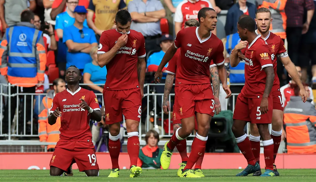 Penyerang Liverpool, Sadio Mane (kiri) melakukan selebrasi usai mencetak gol ke gawang Arsenal pada lanjutan Liga Inggris di Anfield, Liverpool, Inggris (27/8). Liverpool menang atas Arsenal dengan skor 4-0. (Peter Byrne/PA via AP)