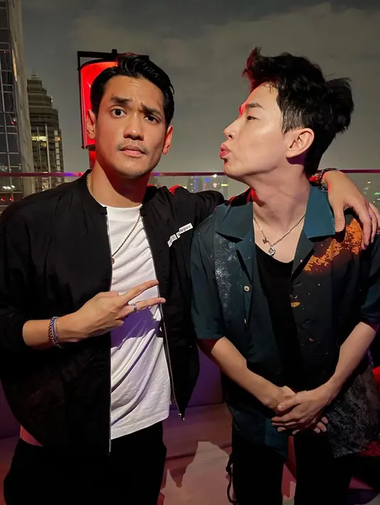 Dalam akun Instagram, Afgan juga sempat terlihat dengan penyanyi Henry. Keduanya bahkan mengkreasikan lagi foto lawas di pertemuan tersebut. (Liputan6.com/IG/@afgan__)