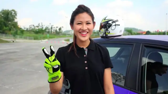 Intip Kecantikan Wanita yang Juga Seorang Drifter Ini 