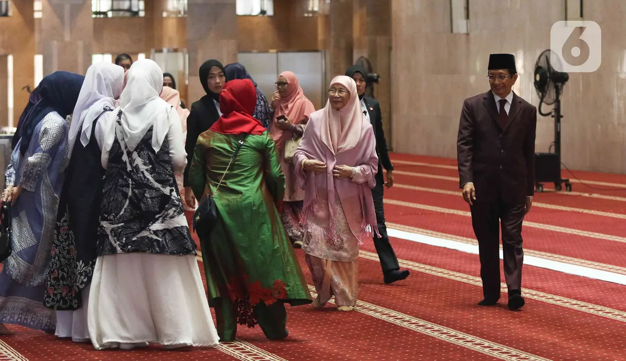 Istri Perdana Menteri Malaysia, Wan Azizah Wan Ismail didampingi Imam Besar Masjid Istiqlal Nasaruddin Umar saat mengunjungi Masjid Istiqlal, Jakarta Senin (9/1/2023). Wan Azizah tampak mengenakan pakaian berwarna pink. (Liputan6.com/Herman Zakharia)