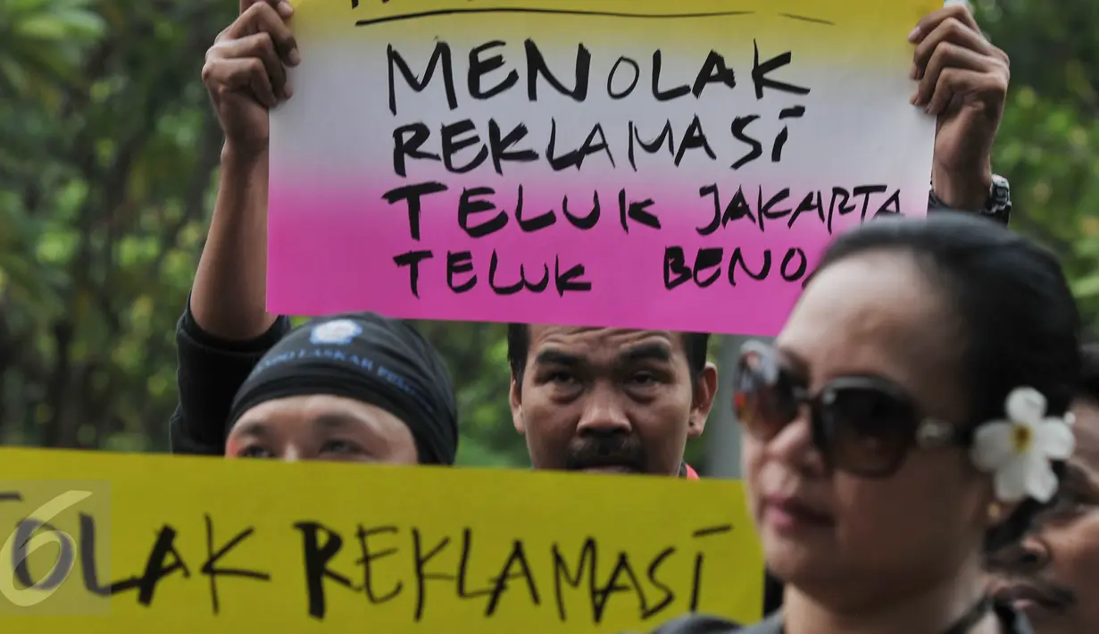 Sebuah poster penolakan reklamasi diperlihatkan salah satu massa saat unjuk rasa di depan kantor Kemenko Maritim, Jakarta, Jumat (16/9). Mereka mendesak Pemerintah menghentikan proyek reklamasi Teluk Jakarta dan Teluk Benoa Bali (Liputan6.com/Johan Tallo)