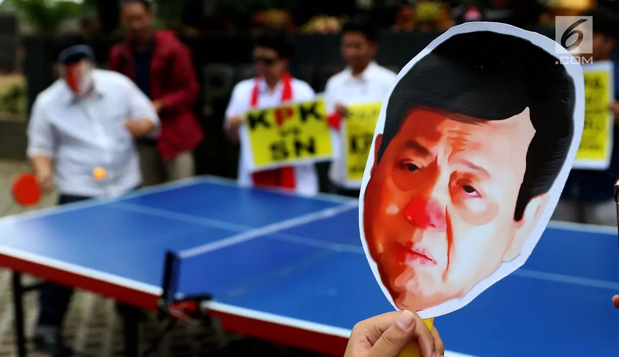 Poster wajah Ketua DPR Setya Novanto yang dipampang aktivis saat melakukan aksi di depan gedung KPK, Jakarta, Rabu (18/10). (Liputan6.com/Angga Yuniar)