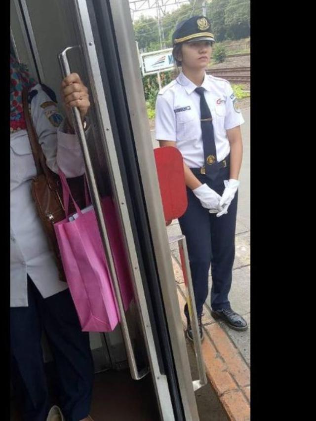 [Bintang] Foto Petugas KRL yang Lagi Bengong Viral, Ternyata Ini Penyebabnya