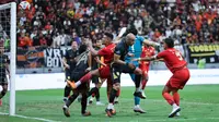 Kemelut para pemain Persija Jakarta di depan gawang Borneo FC saat laga lanjutan BRI Super League 2025/2026 di Jakarta International Stadium (JIS), Jakarta Utara, Selasa (03/03/2026). (Bola.com/M Iqbal Ichsan)