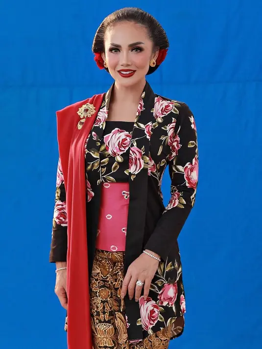 Penampilan Kris Dayanti dengan eyeshadow coklat, blush on pink merona, dan lipstik merah marun terlihat elegan. Apalagi ditambah dengan kebaya sentuhan merahnya. [@krisdayantilemos].