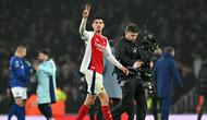 Pemain Arsenal, Kai Havertz memberikan gestur angka dua saat merayakan kemenangan timnya atas Ipswich Town pada laga lanjutan Liga Inggris 2024/2025 di Emirates Stadium, London, Inggris, Sabtu (28/12/2024) WIB. (AFP/Glyn Kirk)