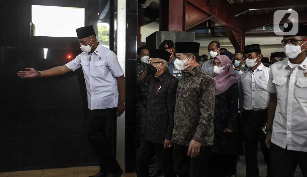 Wakil Presiden K.H. Ma'ruf Amin melayat mendiang Menpan RB Tjahjo Kumolo di Kantor Kemenpan RB Sudirman, Jakarta Selatan, Jumat (1/7/2022). Sebelumnya, Tjahjo Kumolo memang diketahui tengah menjalani perawatan intensif dalam beberapa hari terakhir. (Liputan6.com/Johan Tallo)