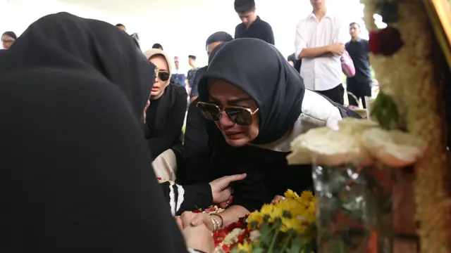 [Bintang] Pemakaman Ayah Olla Ramlan