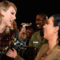 Kebahagiaan sepertinya tidak memihak Taylor Swift yang tengah bertengkar dengan Kanye West dan Kim Kardashian. Peperangan ketiga selebriti Hollywood ini kian memanas, semua publik pun terus dibuat penasaran. (Dailymail/Bintang.com)