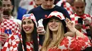 Seorang fans wanita Kroasia bersorak di tribun sebelum pertandingan semifinal Piala Dunia Qatar 2022 antara Argentina dan Kroasia di Stadion Lusail di Lusail, utara Doha, Rabu (14/12/2022). (AFP/Jewel Samad)