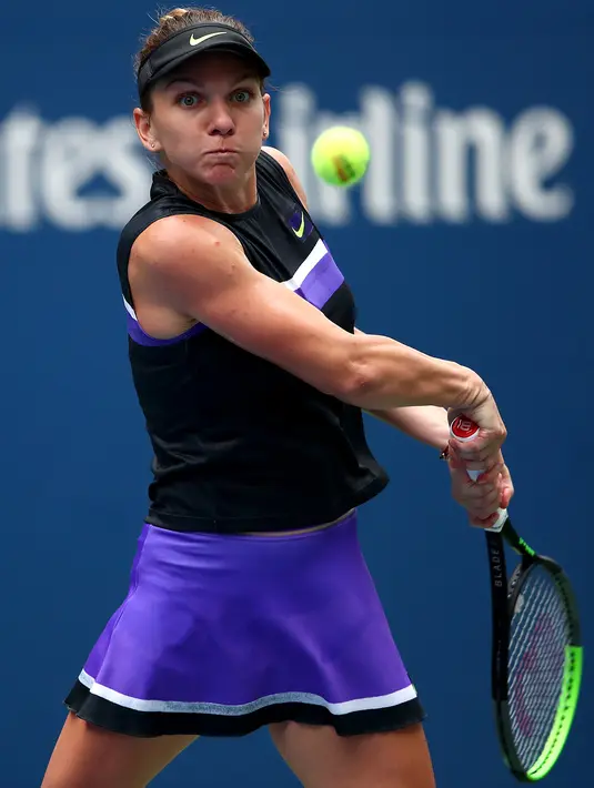 Petenis Rumania, Simona Halep melakukan pukulan ke arah Nicole Gibbs dari Amerika Serikat pada babak pertama AS Terbuka 2019 di USTA Billie Jean King National Tennis Center, Selasa (27/8/2019). Juara Wimbledon itu meraih kemenangan 6-3 3-6 6-2 atas Nicole Gibbs. (Clive Brunskill/Getty Images/AFP)
