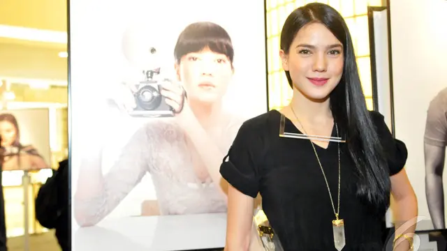 Gaya Narsis Selebriti Di Samping Foto Sendiri