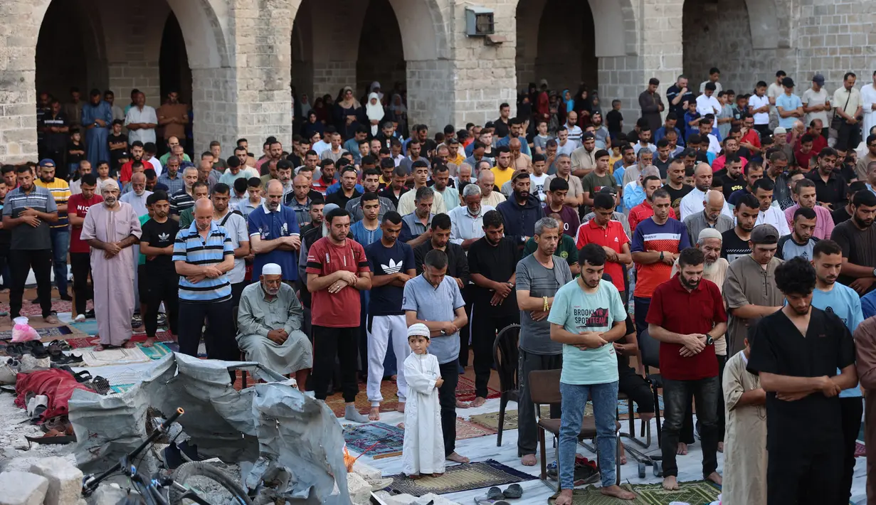 Masjid Omari rusak parah akibat pemboman Israel. (Omar AL-QATTAA/AFP)