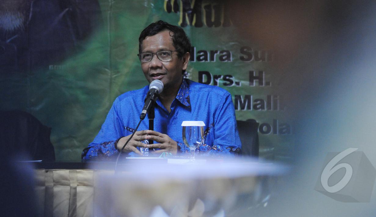 Tokoh Nahdlatul Ulama, Mahfud MD menjadi narasumber dalam diskusi menyambut satu abad NU dan Muktamar NU ke-33, Jakarta, Senin (30/3/2015). Diskusi mengangkat tema "Muktamar Bersih" yang mencermati isu-isu perpecahan. (Liputan6.com/Herman Zakharia)