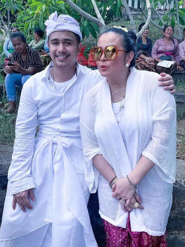 5 Potret Seleb Indonesia Rayakan Hari Raya Galungan, Penuh Suka Cita