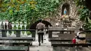 Petugas Brimob memeriksa Gua Maria sebelum misa Kamis Putih di Gereja Katedral, Jakarta, Kamis (13/4). Sterilisasi ini untuk memberikan rasa aman kepada umat Katolik yang melaksanakan rangkaian misa Tri Hari Suci Paskah. (Liputan6.com/Gempur M Surya)