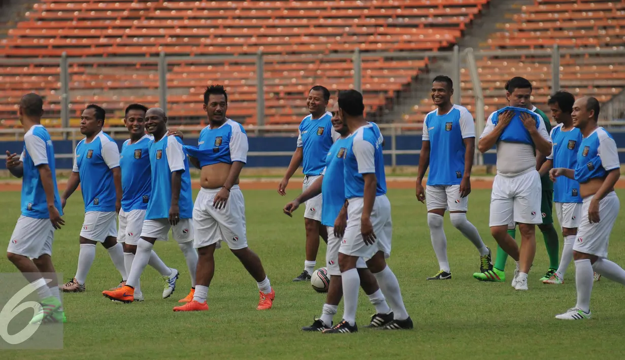 Para legenda sepakbola Indonesia yang tergabung dalam tim Primavera Baretti bersenda gurau usai latihan di Stadion GBK Jakarta, Kamis (19/5/2016). Primavera akan melakoni laga melawan para legenda Italia, Sabtu (21/5). (Liputan6.com/Helmi Fithriansyah)