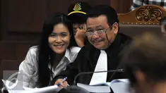 Terdakwa pembunuhan Mirna Salihin, Jessica Kumala Wongso saat menjalani sidang lanjutan di PN Jakarta Pusat, Senin (15/8). Sidang tersebut dengan agenda pendengaran Saksi ahli psikologi klinis Antonia Ratih Handayani. (Liputan6.com/Johan Tallo)