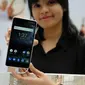 Seorang pramuniaga menunjukkan ponsel Android Nokia 3 saat acara peluncuran di Jakarta, Kamis (14/9). Nokia 3 dibanderol dengan harga Rp 1,9 juta dan bakal tersedia pada awal Oktober mendatang. (Liputan6.com/Faizal Fanani)