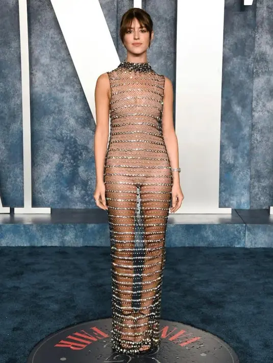 Daisy Edgar-Jones tampil memukau dengan gaun tipis Gucci bergaris permata. [Foto: IG/daisyedgarjones].