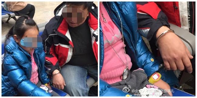 Ayah yang memborgol tangan putrinya ke tangannya sendiri. | Foto: copyright shanghaiist.com