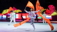 Penampilan sejumlah penari saat upacara pembukaan Kejuaraan Dunia Gimnastik 2025 yang berlangsung di Indonesia Arena, Senayan, Jakarta, Minggu (19/10/2025). (Bola.com.Bagaskara Lazuardi)
