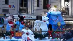Macy's Thanksgiving Day Parade adalah acara tahunan yang diadakan di downtown New York. Lebih dari 300 ribu orang hadir di acara ini