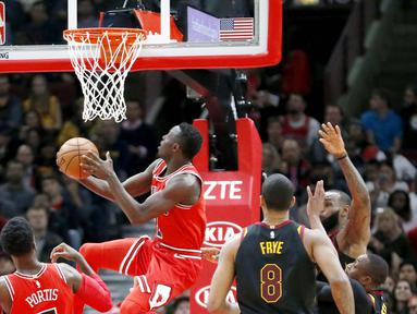 Pebasket Chicago Bulls, Jerian Grant, melakukan lay up saat melawan Cleveland Cavaliers pada laga NBA di United Center, Selasa (5/12/2017). Cleveland Cavaliers menang 113-91 atas Chicago Bulls. (AP/Charles Rex Arbogast)