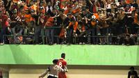Pemain Persija, Raphael Maitimo, merayakan gol yang dicetaknya bersama Jakmania pada lanjutan Grup D Piala Jenderal Sudirman 2015 di Stadion Manahan, Solo, Selasa (15/12/2015). Persija menang 1-0 atas PS TNI. (Bola.com/Nicklas Hanoatubun)