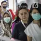 Sejumlah penumpang menggunakan masker saat antre memasuki kereta Mass Rapid Transit (MRT) di Stasiun Bundaran HI Jakarta, Selasa (3/3/2020). Penumpang dengan gejala demam tinggi dilarang masuk dan menggunakan MRT sebagai upaya pencegahan penyebaran virus corona Covid 19. (Liputan6.com/Faizal Fanani)