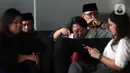 Dan, pada 11 Agustus 2025, KPK telah mengumumkan penghitungan awal kerugian negara dalam kasus tersebut mencapai Rp1 triliun lebih, dan mencegah tiga orang untuk bepergian ke luar negeri. Tampak dalam foto, mantan Menteri Agama, Yaqut Cholil Qoumas (kanan belakang) saat tiba untuk menjalani pemeriksaan di Gedung Merah Putih Komisi Pemberantasan Korupsi (KPK), Selasa (16/12/2025). (Liputan6.com/Helmi Fithriansyah)