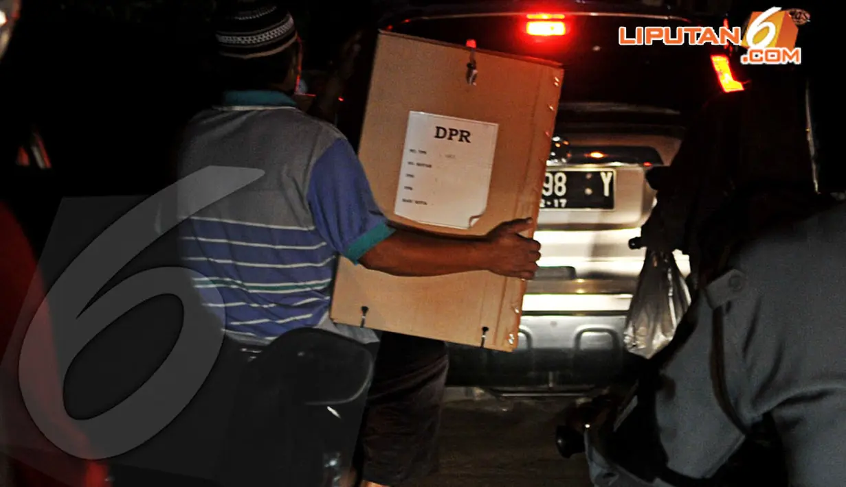 Dengan sangat hati-hati petugas membawa logistik pemilu dengan menggunakan sepeda motor Jakarta, Selasa (8/4/2014) (Liputan6.com/JohanTallo).